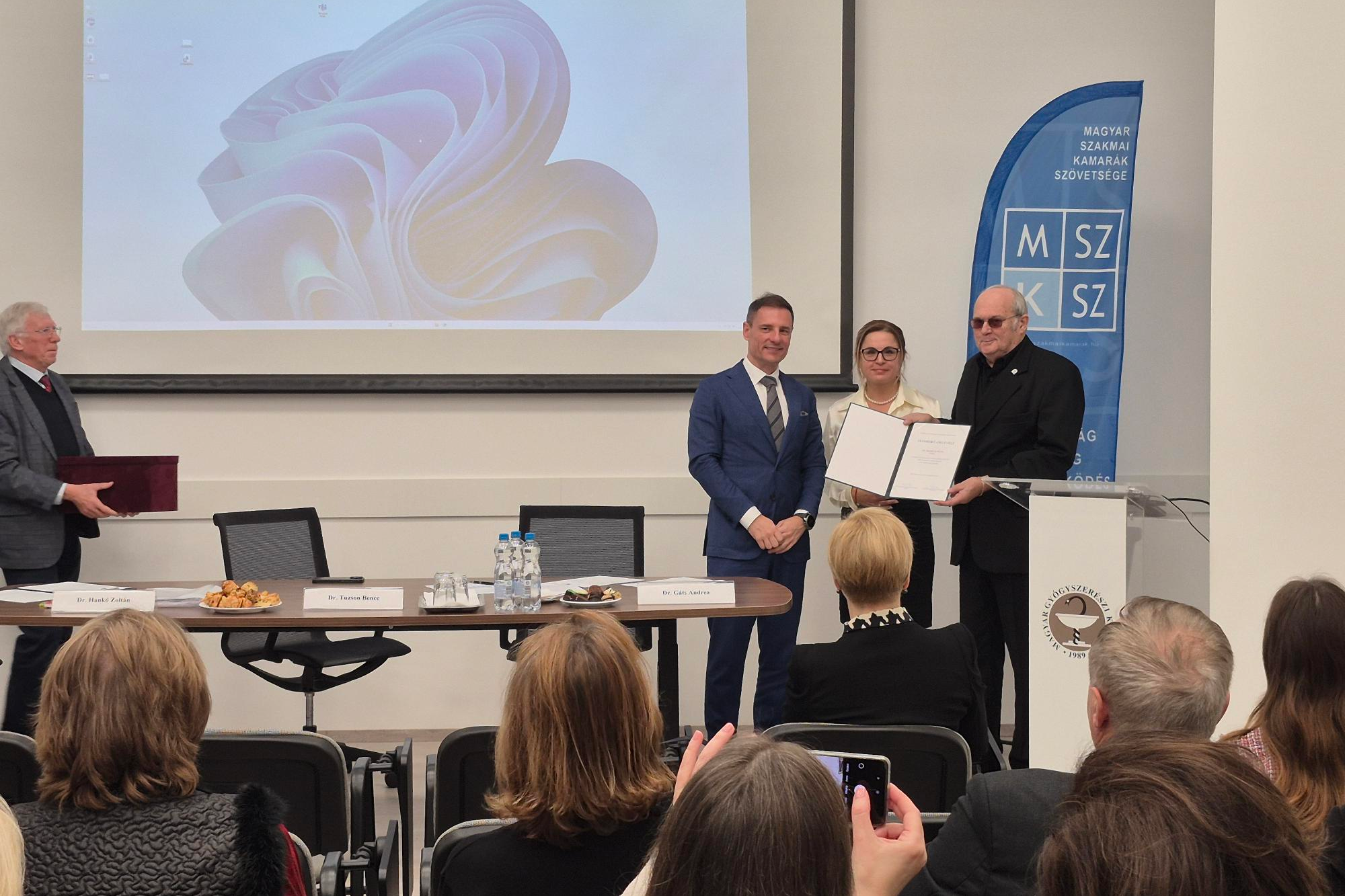 MSZKSZ elismerésben részesült dr. Hajnóczi Péter