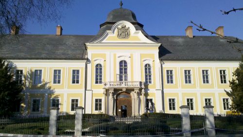 Ahol a modern tető és a múlt szelleme harmóniában él