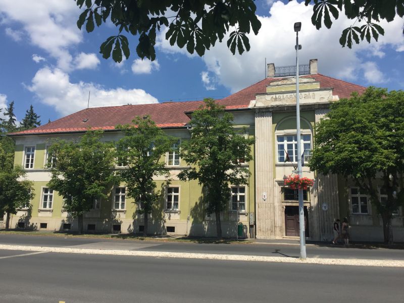 8300 Tapolca, Köztársaság tér 4. – hrsz.: 2926