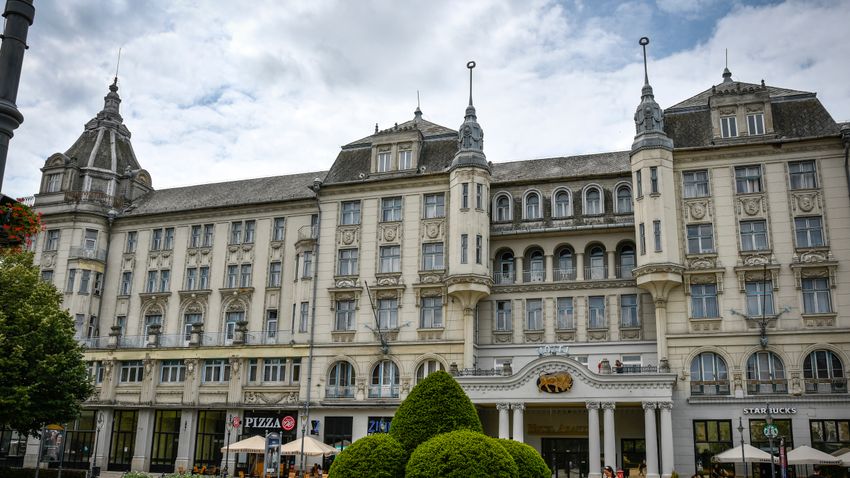 Aranybika Szálló épülettömbben MCC Oktatási központ – nyílt építészeti tervpályázat hirdetménye